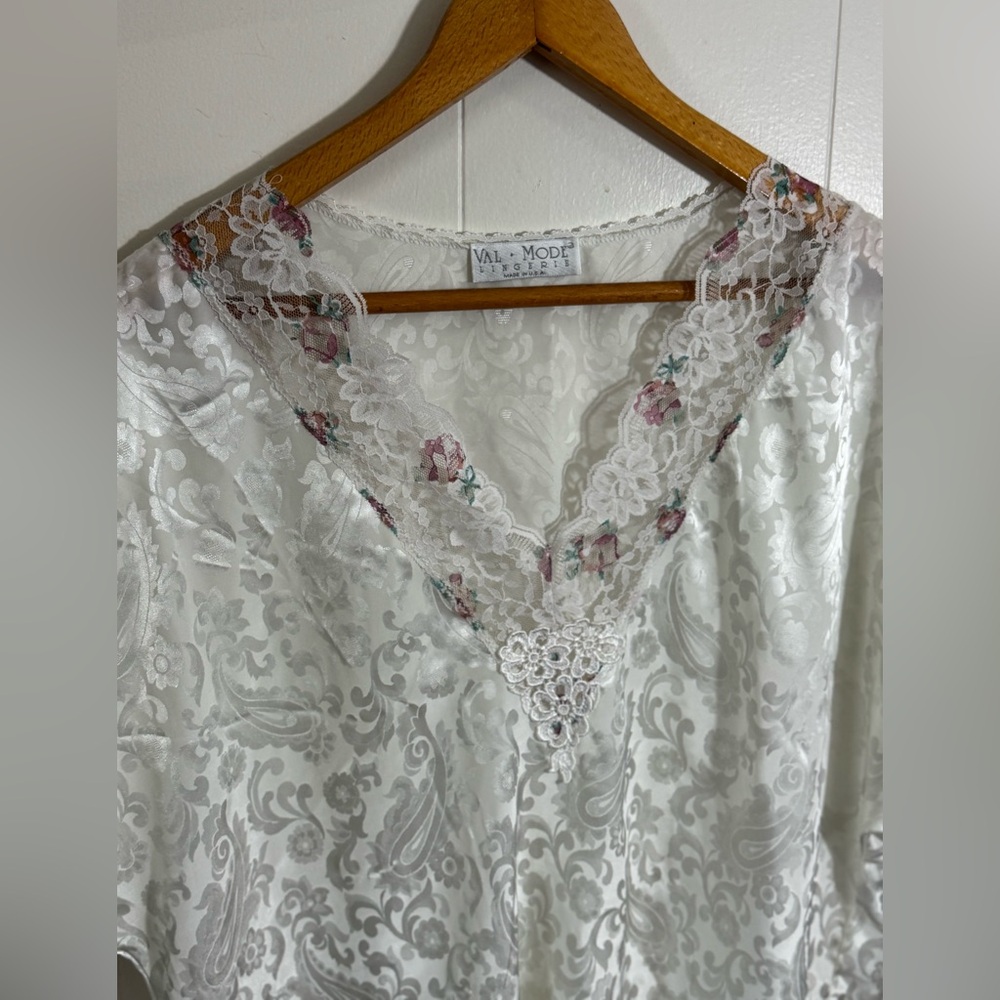 Val Mode Vintage Lingerie/Negligee White Satin Floral Lace Nightgown 1X